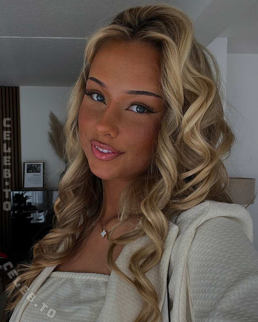 19j0yc3 nude photo 2