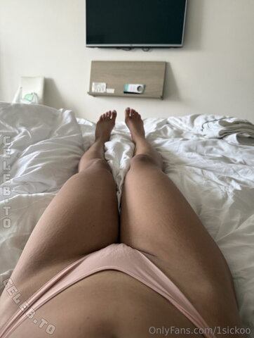 1sickoo – Such hot thighs 🤩