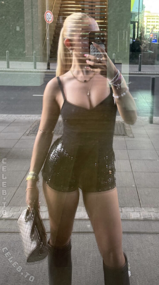 21haia nude photo 1