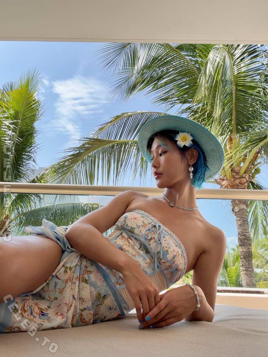 39Daph nude photo 2