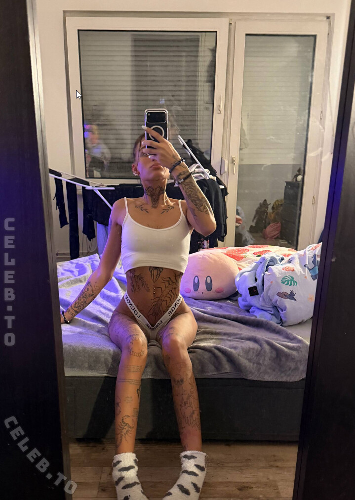 44.pauli nude photo 6