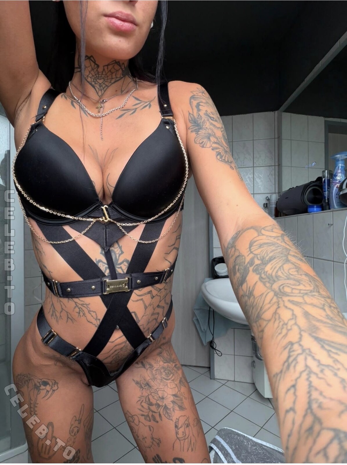 44.pauli nude photo 1