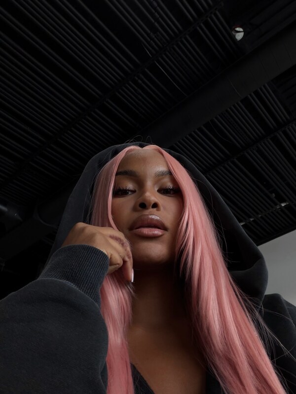 6ourt nude photo 2