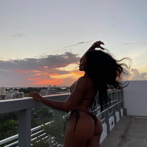 6ourt nude photo 2