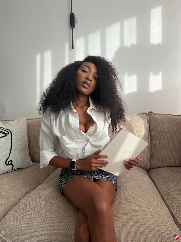 Aaliyah King nude photo 5