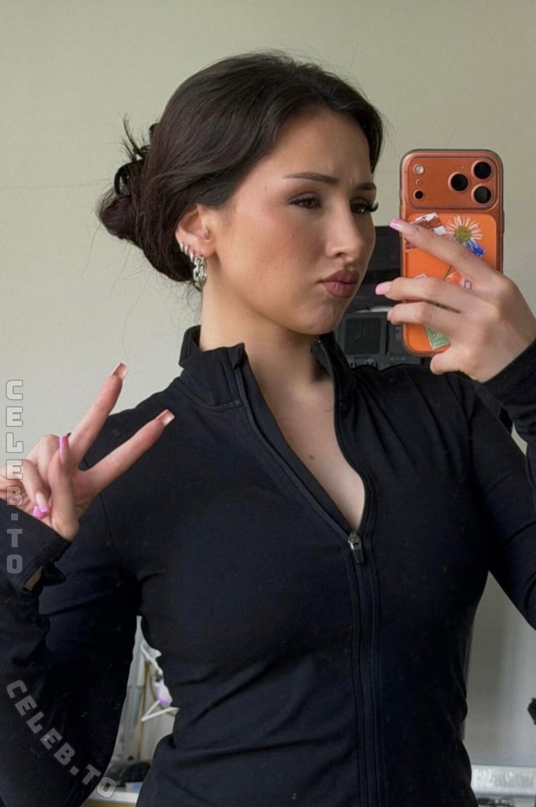 Aanys nude photo 3