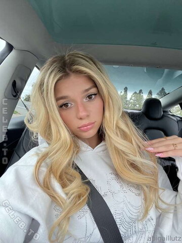 Abigail Lutz nude photo 21