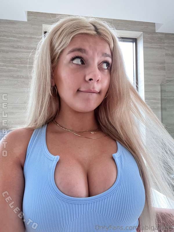 Abigail Lutz nude photo 12