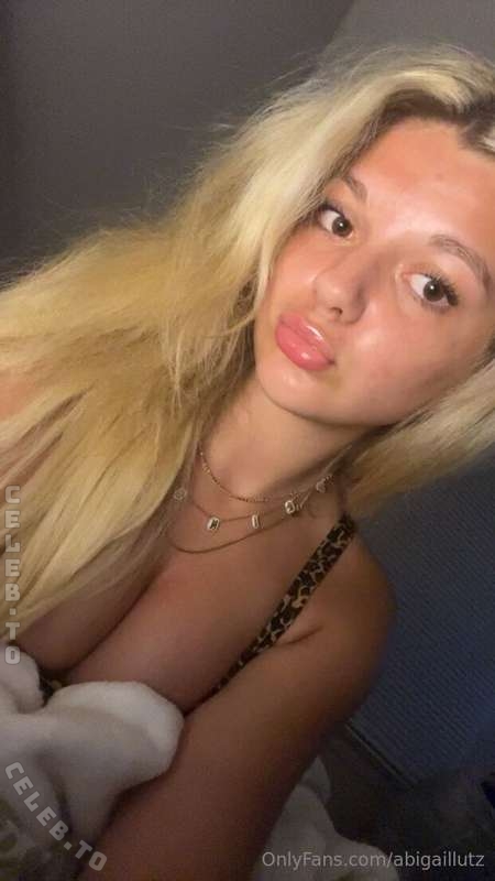 Abigail Lutz nude photo 6