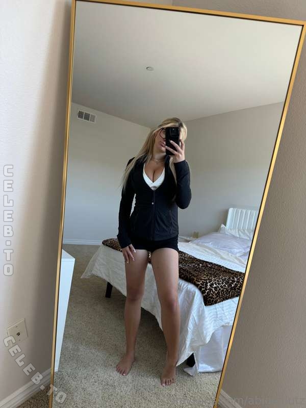 Abigail Lutz nude photo 3