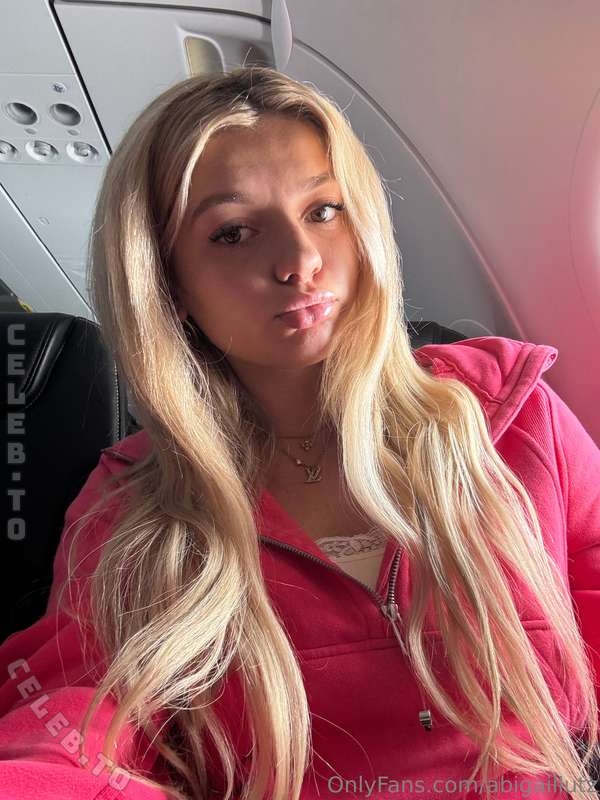 Abigail Lutz nude photo 7