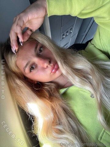 Abigail Lutz nude photo 17