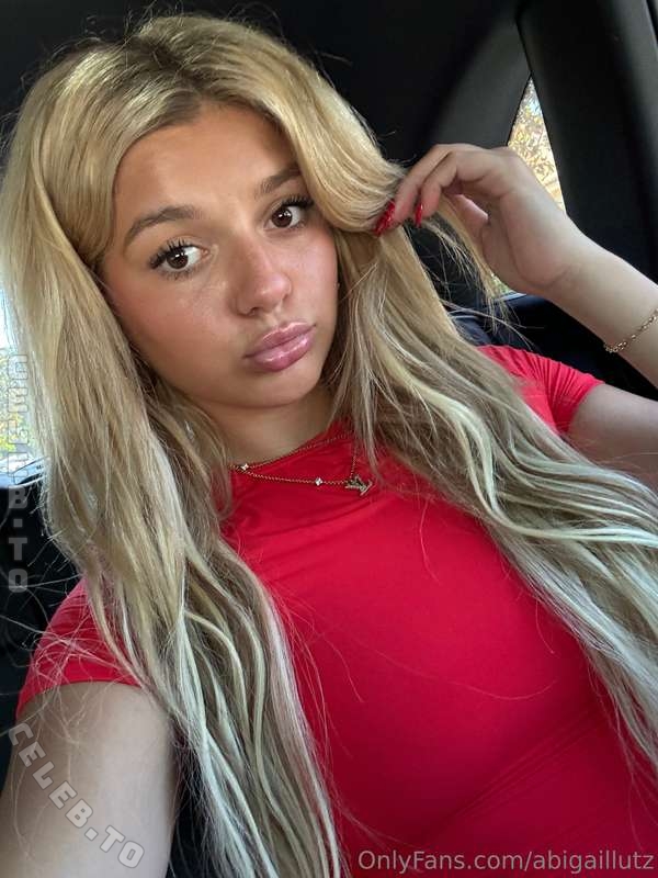 Abigail Lutz nude photo 3