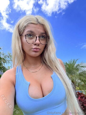 Abigail Lutz nude photo 21