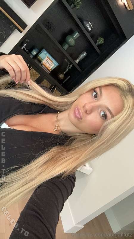 Abigail Lutz nude photo 1