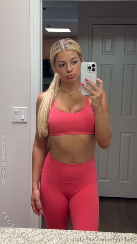 Abigail Lutz nude photo 4