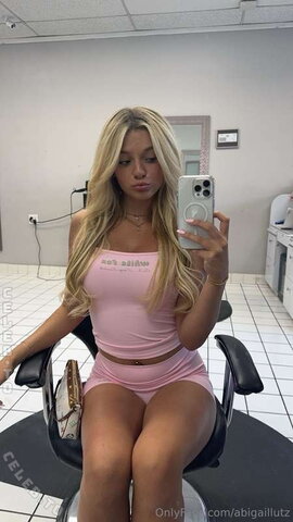 Abigail Lutz nude photo 2