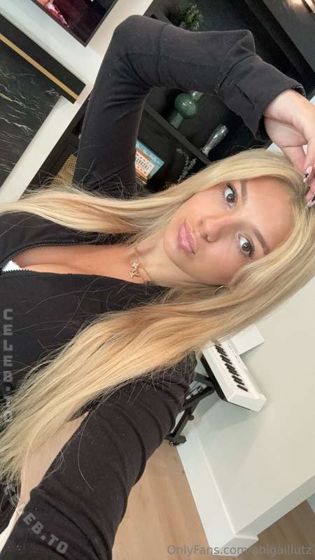 Abigail Lutz nude photo 4