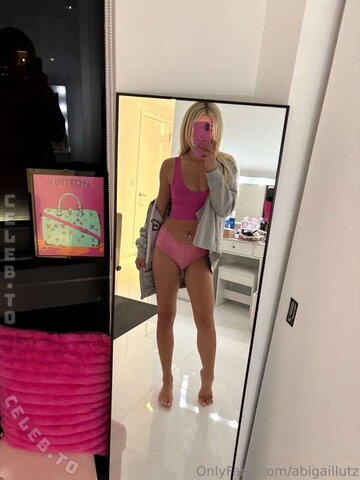 Abigail Lutz nude photo 118