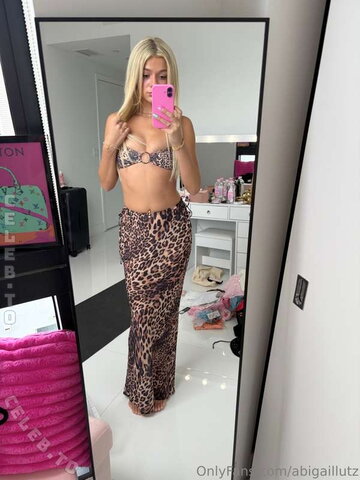 Abigail Lutz nude photo 116