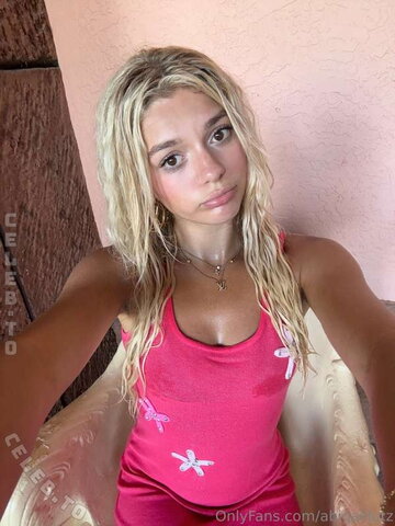 Abigail Lutz nude photo 96