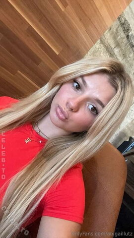Abigail Lutz nude photo 44