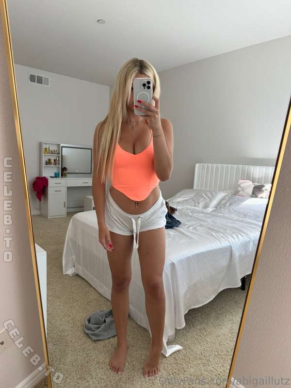 Abigail Lutz nude photo 2