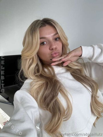 Abigail Lutz Sexy (12 photos)