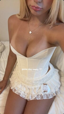 Abigail Lutz Sexy (1 photo)