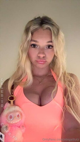 Abigail Lutz nude photo 4