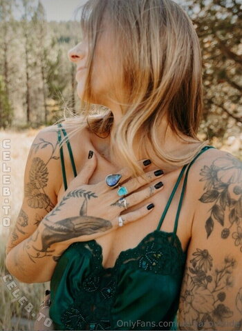 Abigail Martin nude photo 9