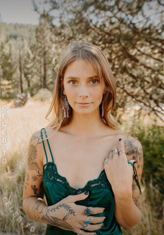 Abigail Martin nude photo 7