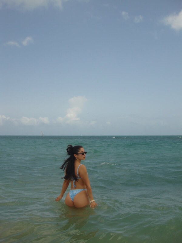 Abimartinezre nude photo 3
