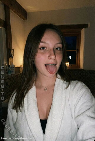 Abmelkerin nude photo 8