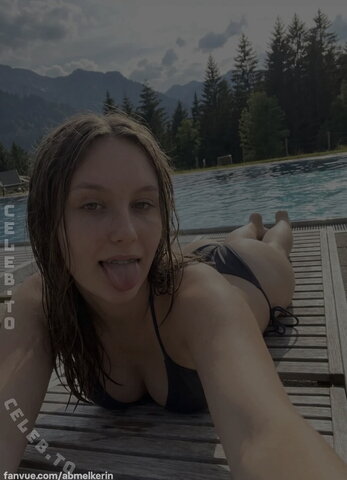 Abmelkerin nude photo 4