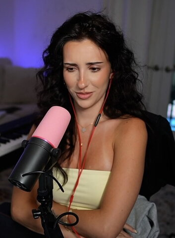 Acie nude photo 3