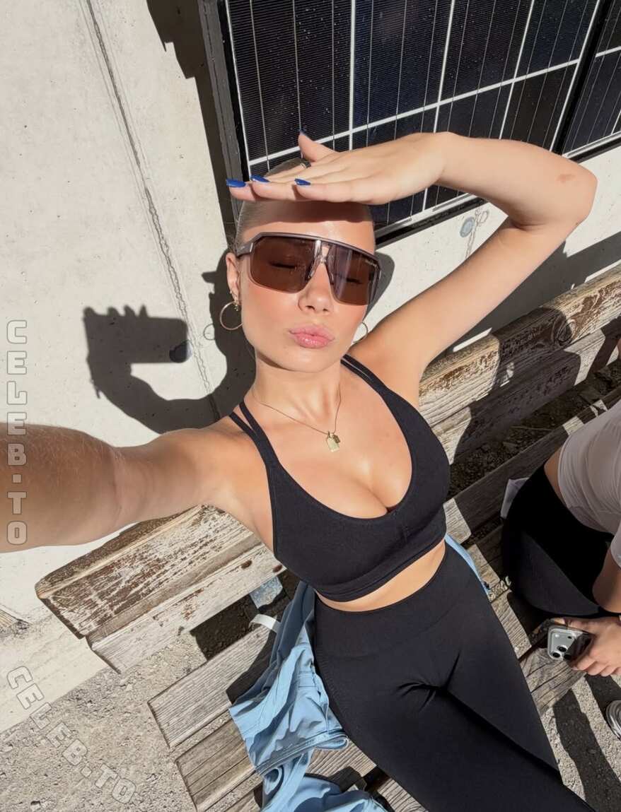 actuallyyhelen nude photo 3