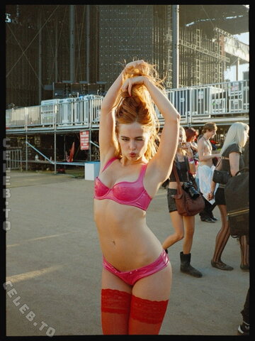 Addison Rae – Pink stage outfit
