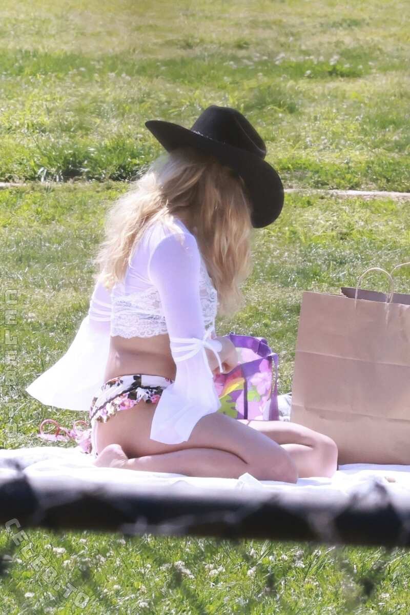 Addison Rae nude photo 7