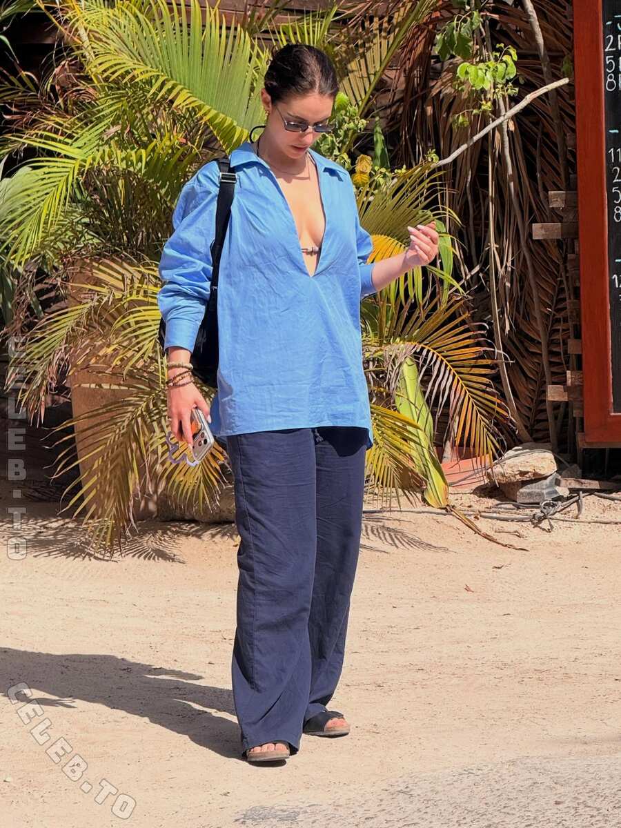 Adelaide Kane nude photo 4