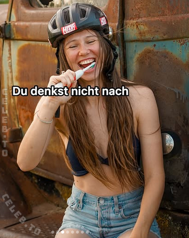 Affe auf Bike nude photo 5