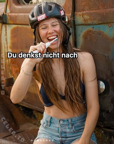 Affe auf Bike nude photo 1