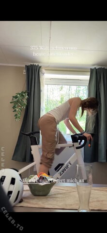 Affe auf Bike nude photo 7