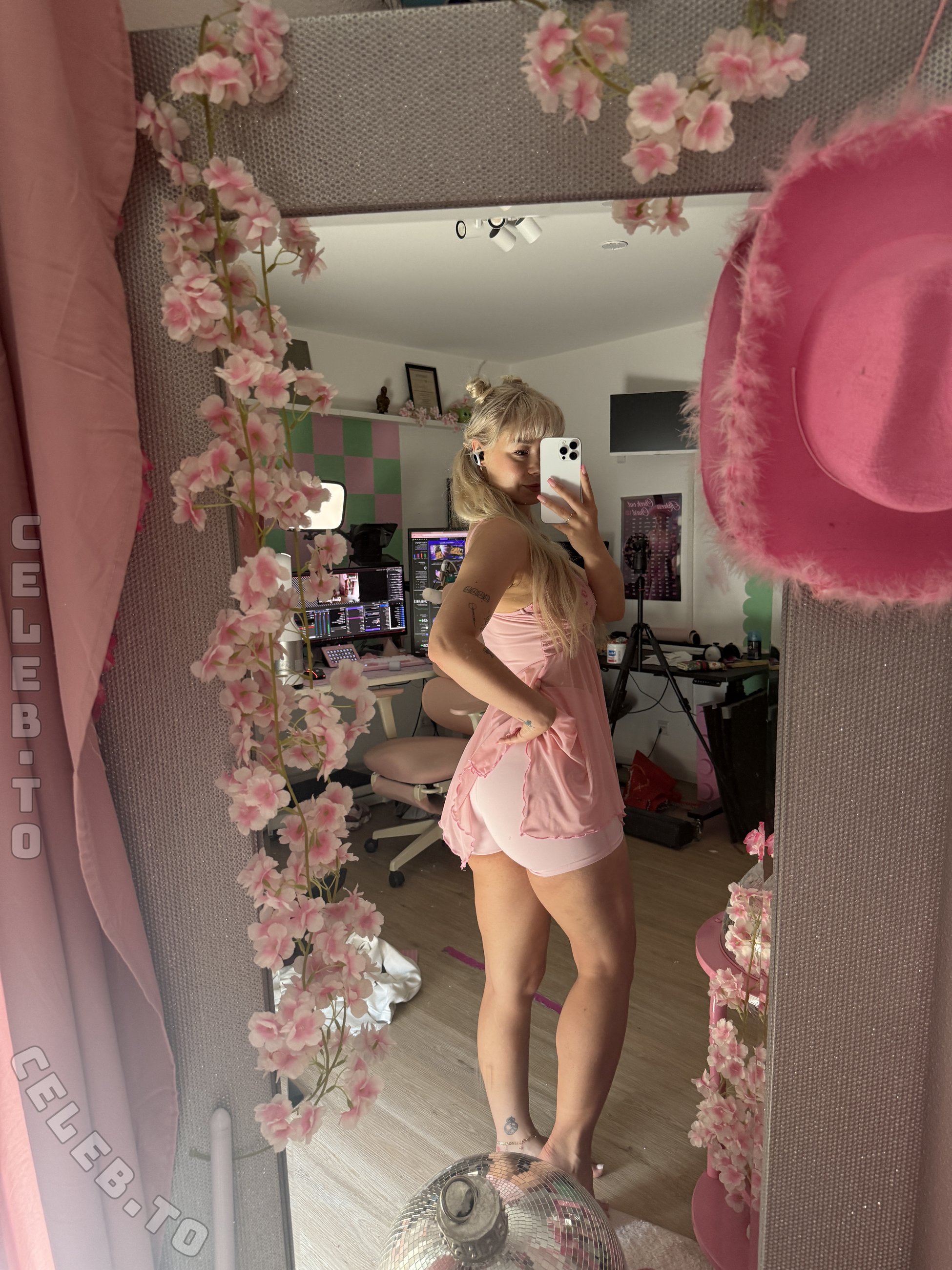 Akkcess nude photo 2