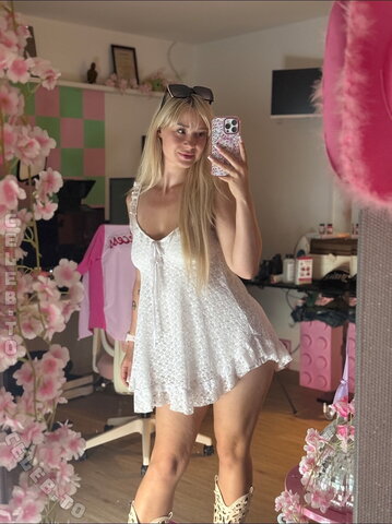 Akkcess nude photo 1