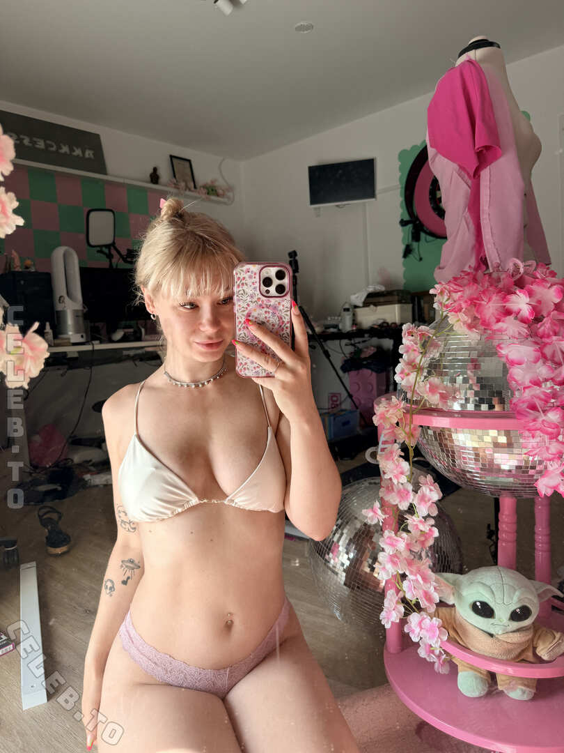 Akkcess nude photo 2