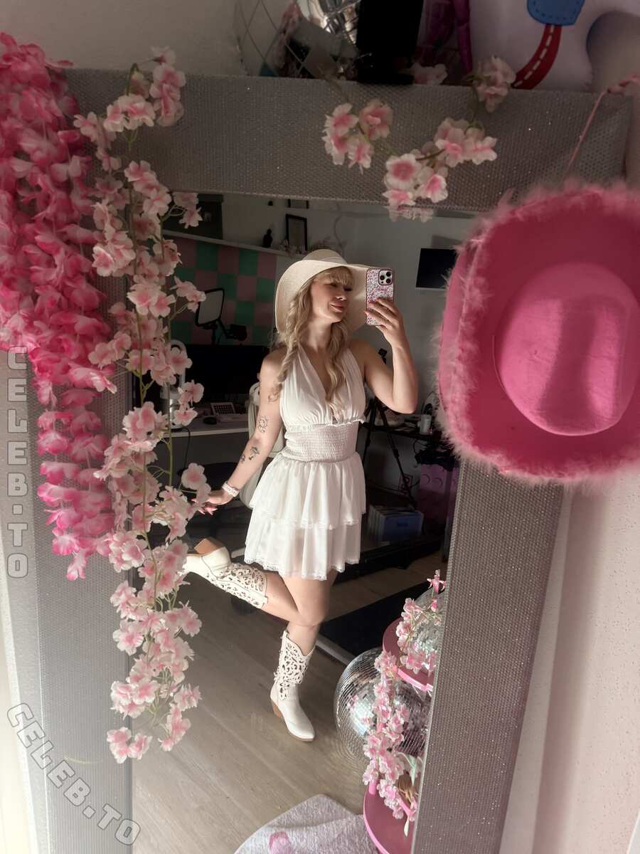 Akkcess nude photo 1