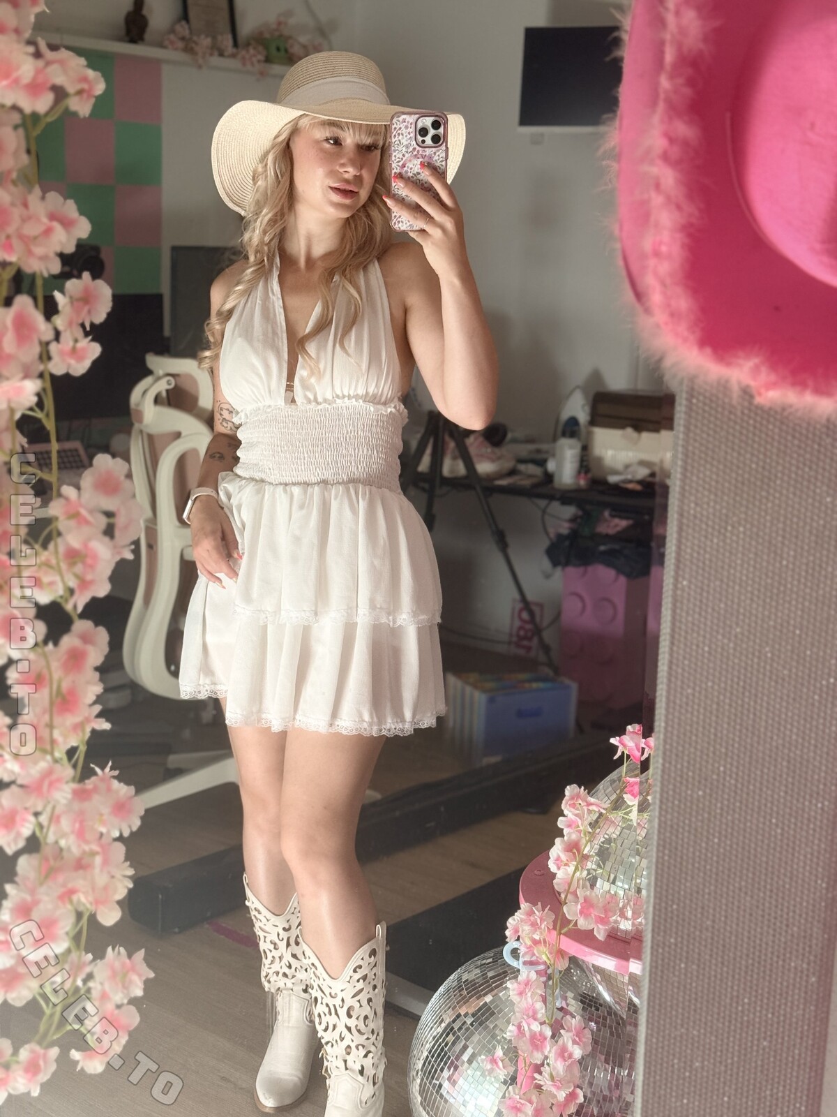 Akkcess nude photo 2
