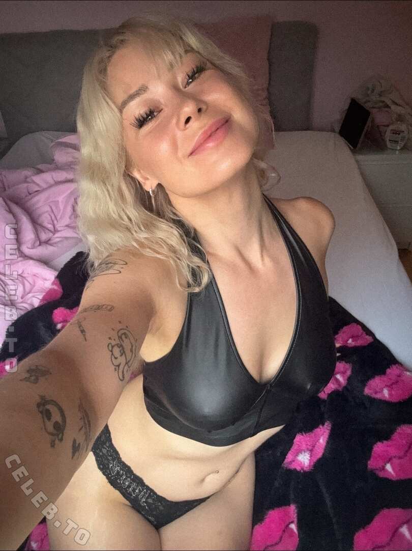 Akkcess nude photo 2