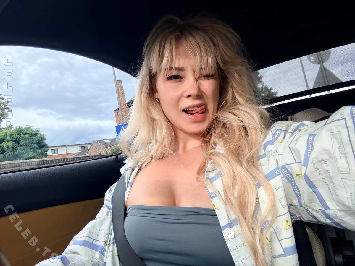 Akkcess nude photo 2